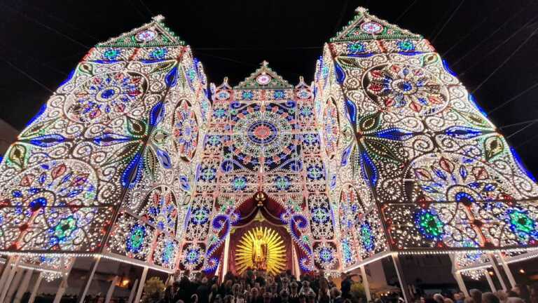 San Nicola in piazza del Ferrarese: lo spettacolo delle luminarie e l’abbraccio dei baresi – VIDEO