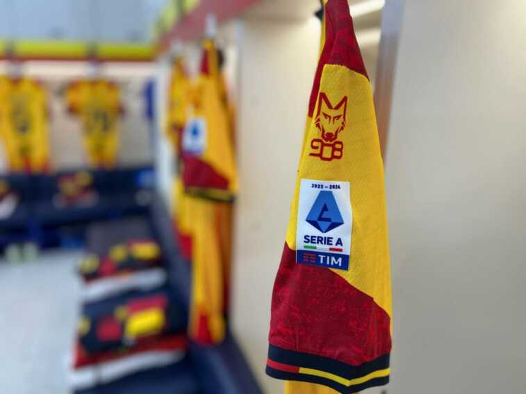 Lecce, i giallorossi in campo con una maglia speciale in occasione della Festa della mamma