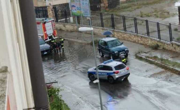 Diluvio su Matera, strade allagate e auto in difficoltà. Numerosi gli interventi dei vigili del fuoco
