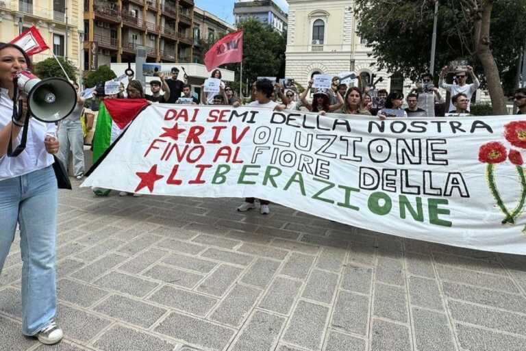 Tende e bandiere palestinesi all’università, falsh mob in piazza. Gli studenti baresi: «Stop al genocidio»