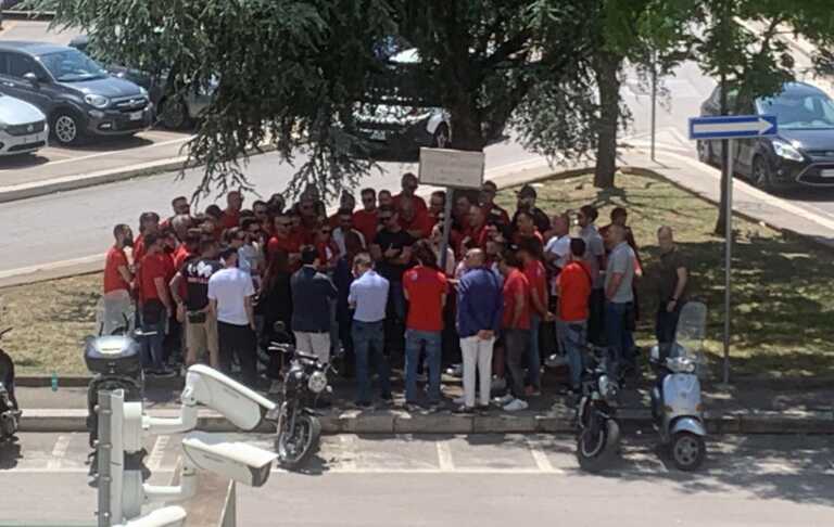 Bari, i dipendenti Soa protestano davanti al Tribunale: «Siano sbloccati i nostri stipendi» – VIDEO