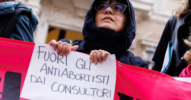 «I pro vita fuori dai consultori»: la mozione dei consiglieri regionali del Pd Puglia