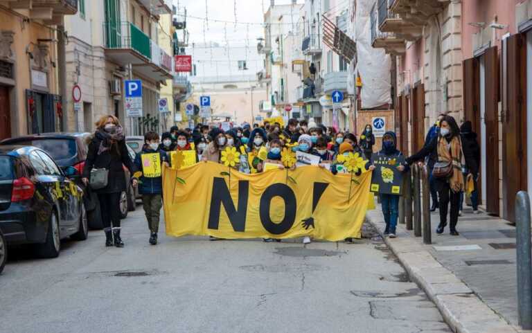 Mola contro la “Martucci”: in piazza anche l’ex operaio che ne segnalò la pericolosità