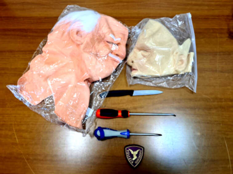Fermato dalla polizia reagisce al controllo: ha due maschere e un coltello. Arrestato un 17enne a Foggia