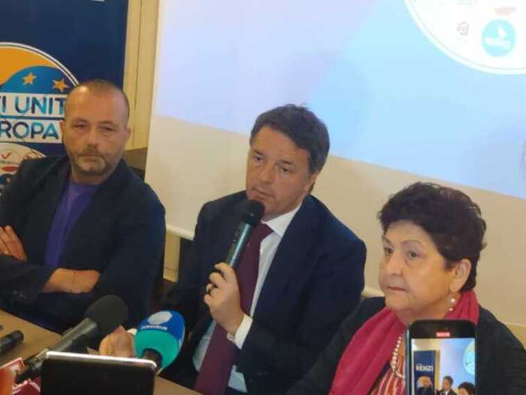 Matteo Renzi a Bari: «Via a una raccolta firme per chiedere le dimissioni di Emiliano»
