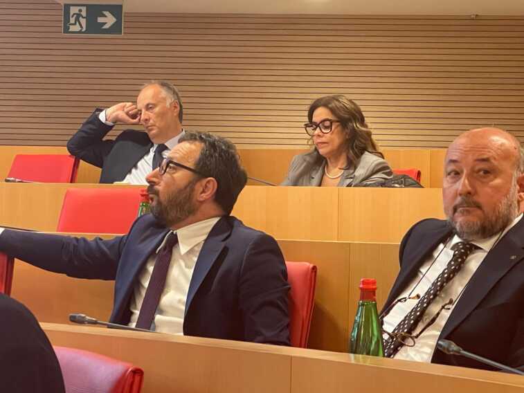 Pd, in Consiglio i tre alle prese con la giustizia. Emiliano elogia le dimissioni di Maurodinoia
