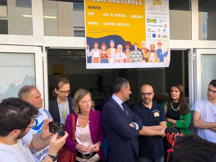 Galleria foto 'Bari, nasce la nuova mensa sociale di InConTra: «Dialogo continuo con i bisognosi» – VIDEO' - foto 12