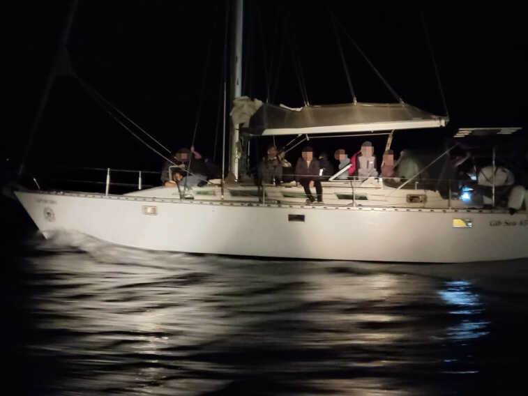 Veliero in avaria intercettato al largo di Otranto: a bordo circa 70 migranti – VIDEO