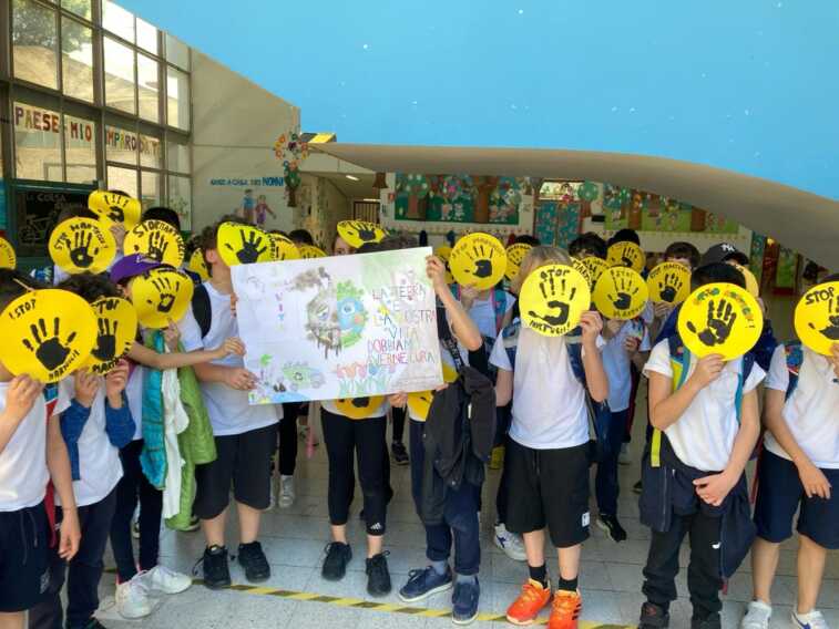 Mola di Bari, anche i bimbi in piazza contro la “ Martucci”: «Amiamo la vita non vogliamo la discarica»