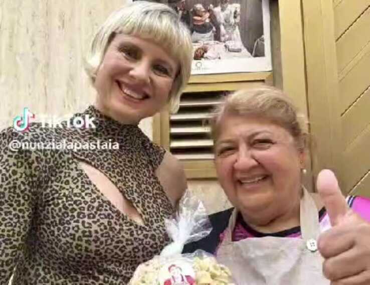 Bari, Antonella Elia assaggia la cucina barese e va a lezione da Nunzia delle orecchiette – VIDEO