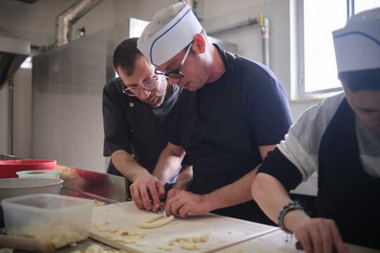 Lo chef Massimo Bottura insegna a fare le orecchiette a giovani con autismo: il laboratorio a Ostuni