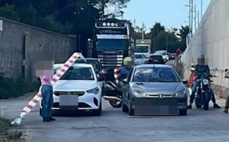 Bari, abbatte il passaggio a livello a Santa Caterina e fugge: le sbarre finiscono su un mezzo in coda
