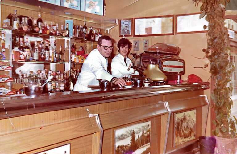 Bari, “Da Riccardo” compie 100 anni: la pasticceria festeggia con i clienti in piazza