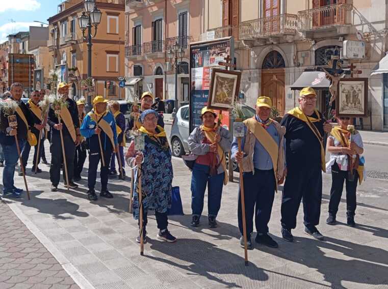 San Nicola, pellegrini dall’Abruzzo diretti a Bari: il gruppo fa tappa a Barletta, il più anziano ha 90 anni