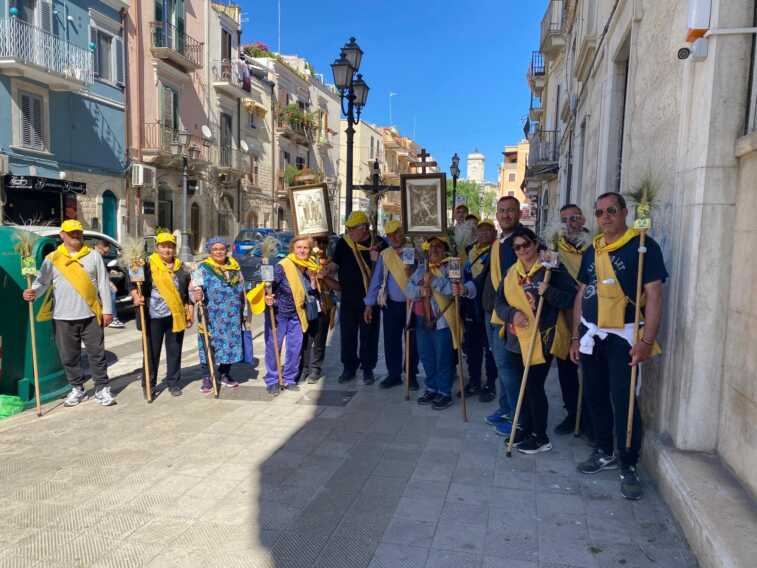 Galleria foto 'San Nicola, pellegrini dall’Abruzzo diretti a Bari: il gruppo fa tappa a Barletta, il più anziano ha 90 anni' - foto 2