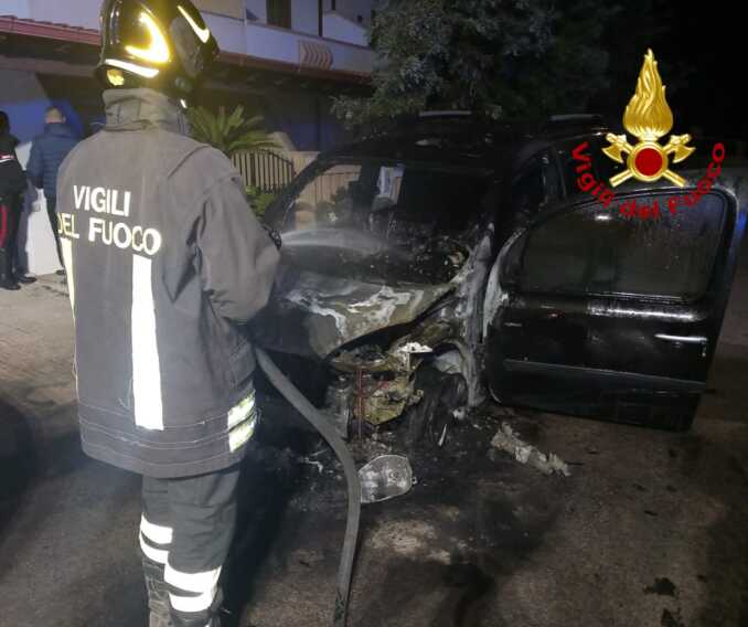 Galleria foto 'Incendio nella notte a Ugento: tre auto distrutte dalle fiamme. Sul posto i vigili del fuoco' - foto 1