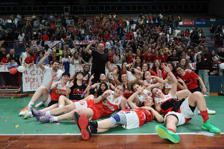Galleria foto 'Basket, la Pink Bari torna in Serie B. mister Palagiano: «Traguardo storico per una società ambiziosa»' - foto 1