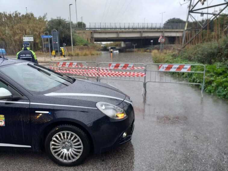Piove a Bari e la città si allaga: disagi alla circolazione