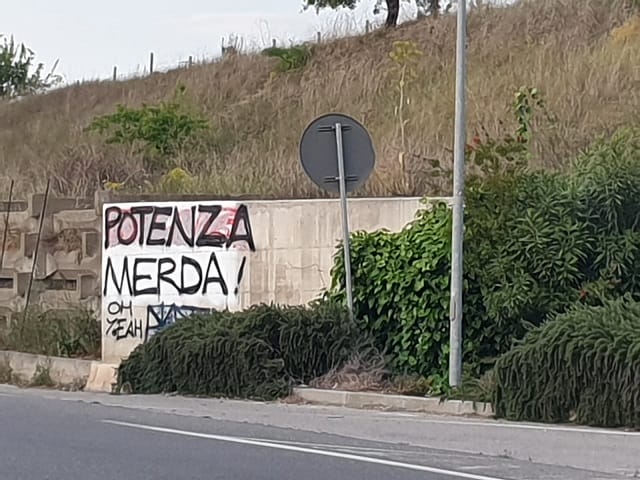 Scritte contro Potenza a Matera. Scoppia la polemica: «Sono offensive. Ora cancellatele»