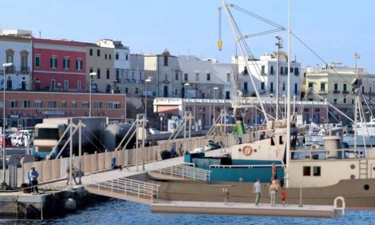 Gallipoli, moli galleggianti e nuove passerelle a disposizione dei pescatori nel porto