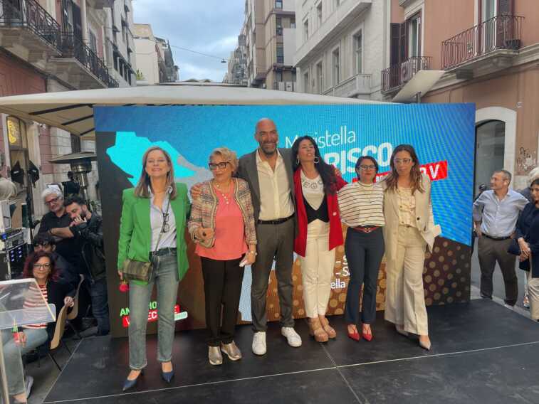 Bari, Leccese presenta la sua idea di città in sei punti. Tra il pubblico anche Michele Emiliano – VIDEO