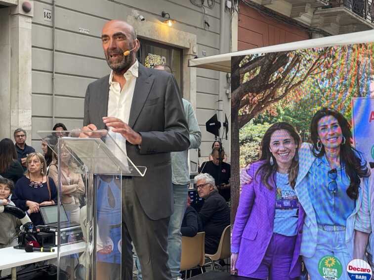 Galleria foto 'Bari, Leccese presenta la sua idea di città in sei punti. Tra il pubblico anche Michele Emiliano – VIDEO' - foto 4
