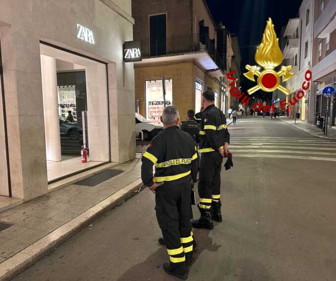 Principio d’incendio in un negozio di abbigliamento a Lecce: evacuato il personale. Nessun ferito