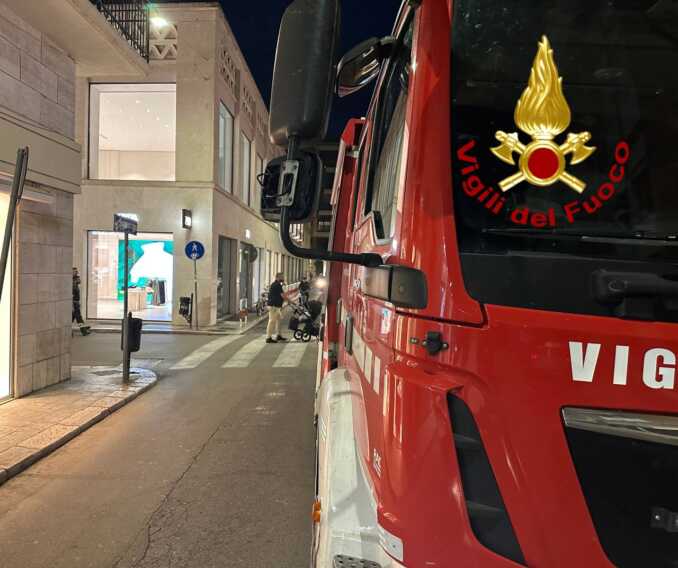 Galleria foto 'Principio d’incendio in un negozio di abbigliamento a Lecce: evacuato il personale. Nessun ferito' - foto 1