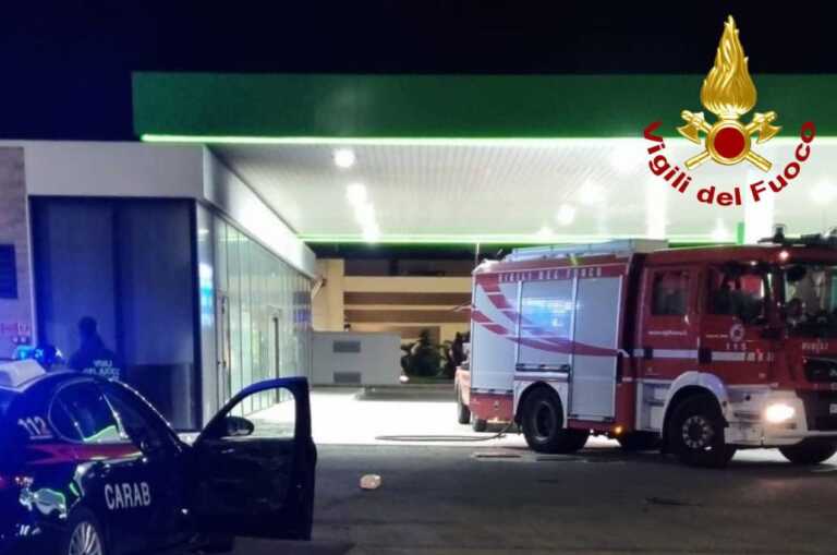 Versano liquido infiammabile in una stazione di servizio e appiccano il fuoco: paura nella notte a Lecce