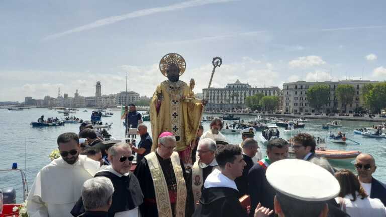 Il giorno di San Nicola a Bari: la processione a mare. Satriano: «Il Patrono unisce e dona gioia» – VIDEO