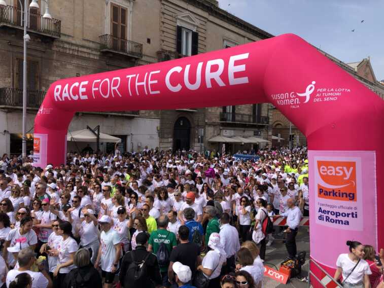 Un’onda rosa sul lungomare di Bari: in 18mila alla Race for the cure contro i tumori al seno – VIDEO