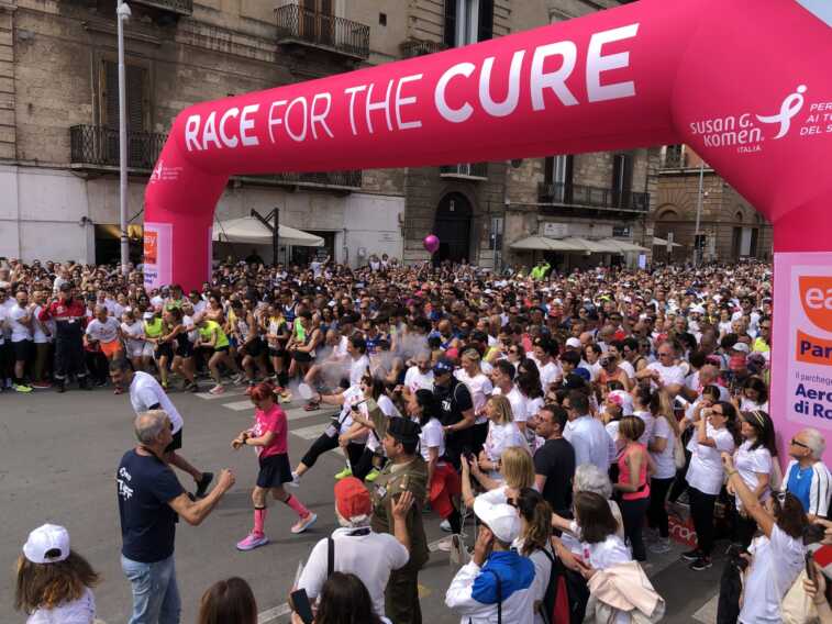 Galleria foto 'Un’onda rosa sul lungomare di Bari: in 18mila alla Race for the cure contro i tumori al seno – VIDEO' - foto 2