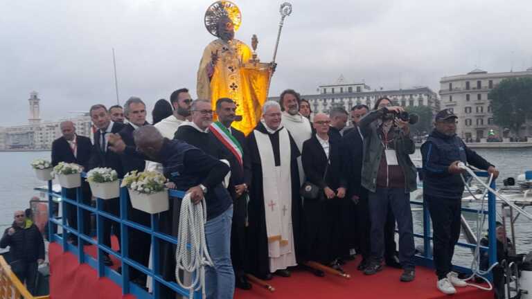 San Nicola, il rientro del patrono dopo la processione a mare. Niente fuochi per la festa a Bari – VIDEO
