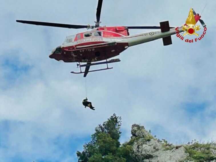 Cade in un dirupo inaccessibile a Balvano: cagnolina salvata dai vigili del fuoco – VIDEO