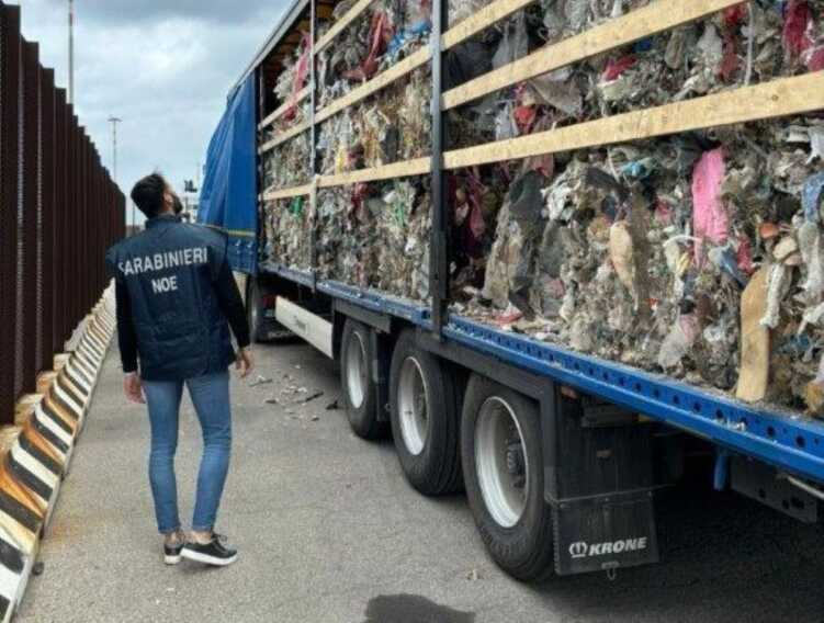 Traffico illecito di rifiuti, sequestrati 3 tir nel porto di Brindisi: erano diretti in Bulgaria