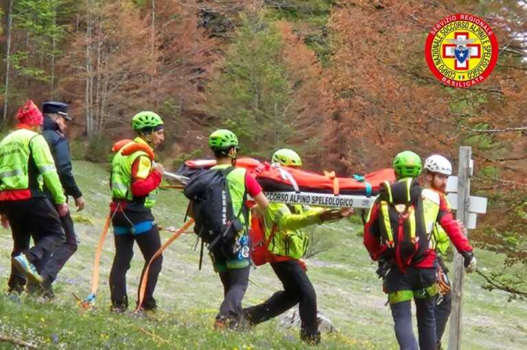 Cade in un dirupo durante un’escursione sul Pollino: una donna salvata dai tecnici del soccorso alpino