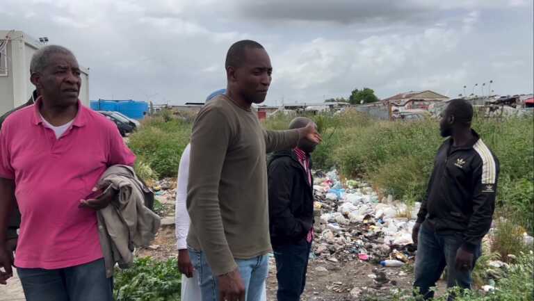 Soumahoro tra i braccianti a Torretta Antonacci: «Qui si vive in condizioni disumane» – VIDEO