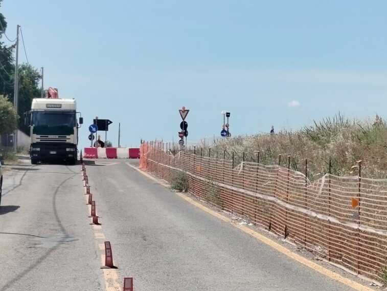 Galleria foto 'Sopralluogo di Perrini, con Ciliento e Pentassuglia, sul cantiere della ss 172: «Arteria essenziale per la Puglia»' - foto 1