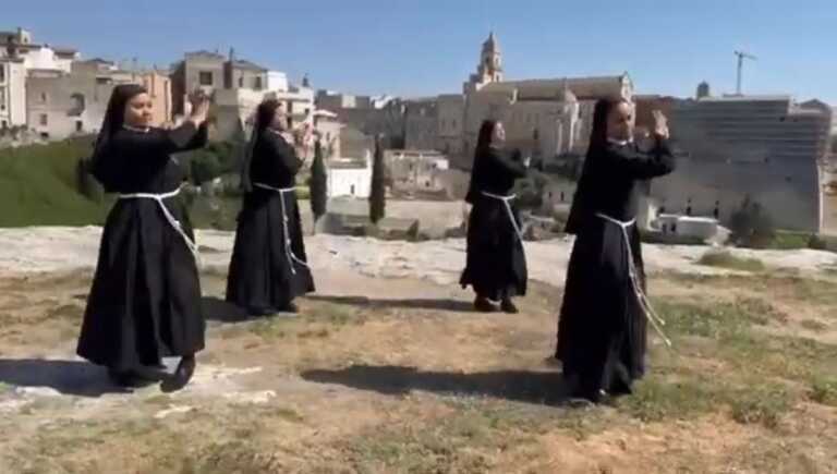 Non possono partecipare al Congresso in Brasile e inviano un video: le suore cantano e ballano tra le gravine