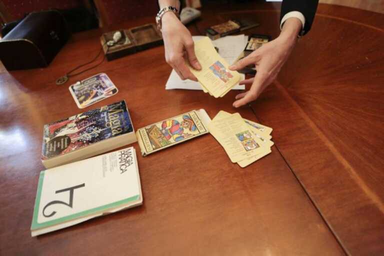 Galleria foto 'Magie, fatture, tarocchi: i pugliesi spendono 45 milioni all’anno per veggenti e guaritori' - foto 1