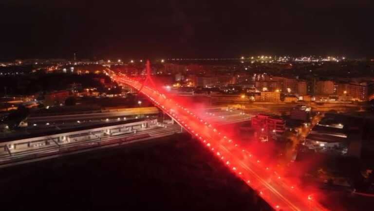 Il ponte Adriatico si colora di rosso per San Nicola: la “torciata” dei tifosi del Bari – VIDEO