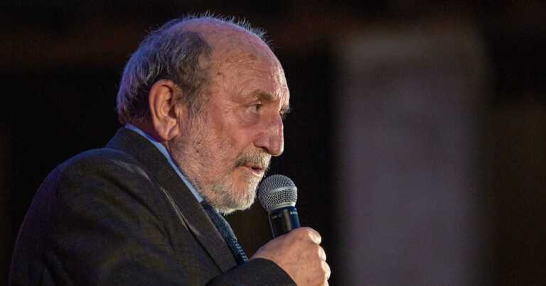 Bari, Galimberti racconta l’etica del viandante: appuntamento col filosofo al Petruzzelli