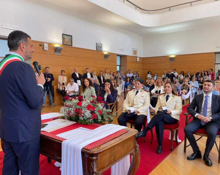 Bari, Decaro celebra le nozze di due vigilesse: «Orgogliose della loro divisa come noi lo siamo di loro»