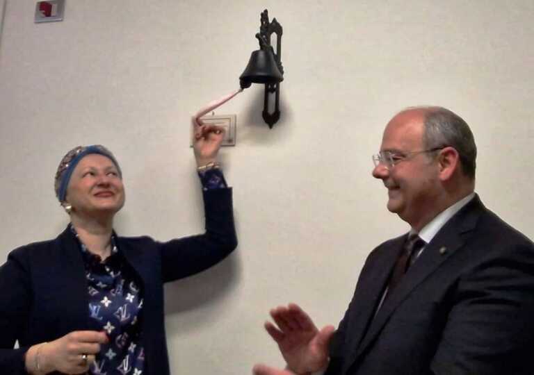 Finisce la chemio e dona una “victory bell” all’oncologico di Bari: «Un segno di speranza» – VIDEO