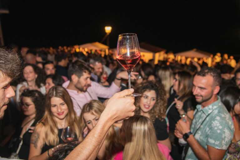 “La Vieste en Rose”, ritorna la kermesse che celebra il vino rosato: all’assaggio 60 cantine da tutta Italia in Puglia
