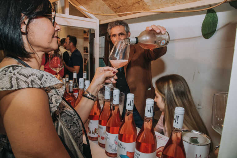 Galleria foto '“La Vieste en Rose”, ritorna la kermesse che celebra il vino rosato: all’assaggio 60 cantine da tutta Italia in Puglia' - foto 3