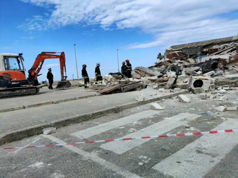 Torricella, crolla una struttura pericolante a Torre Ovo: nessun ferito. Sul posto i vigili del fuoco