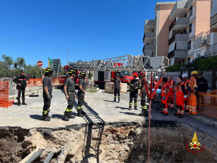 Galleria foto 'Bari, cade nello scavo di un cantiere a Carbonara: un operaio trasportato in ospedale in codice rosso' - foto 1