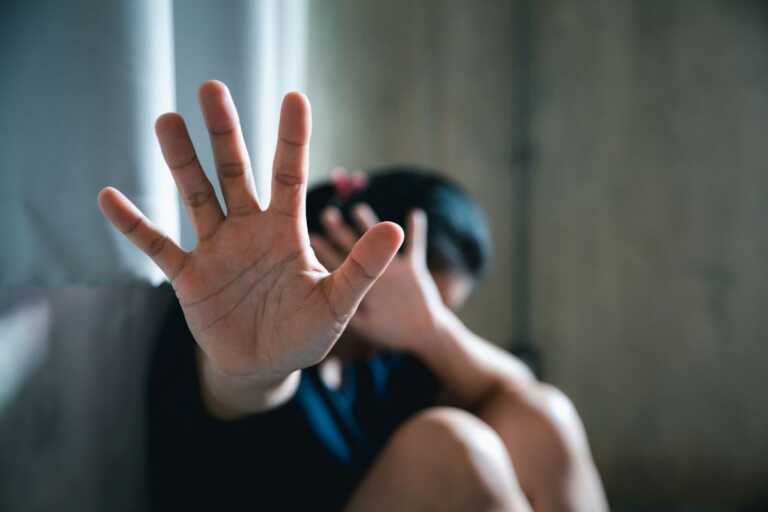 Abusi su una 12enne: arrestato un farmacista tarantino. La ragazza era la fidanzatina del figlio
