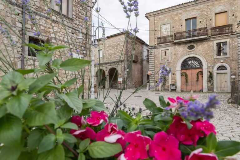 “Orsara in fiore”, le tradizioni nel borgo dei Monti Dauni per preservare un patrimonio storico
